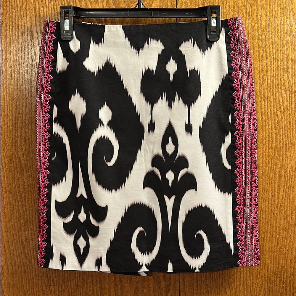 White House Black Market Black and White Patterned Skirt with Pink Accent size 4